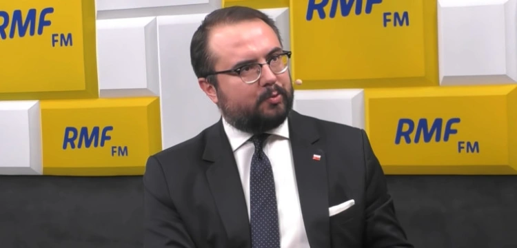 Ataki na sympatyków PiS. Wiceszef MSZ: Mechanizm stosowany przez Putina