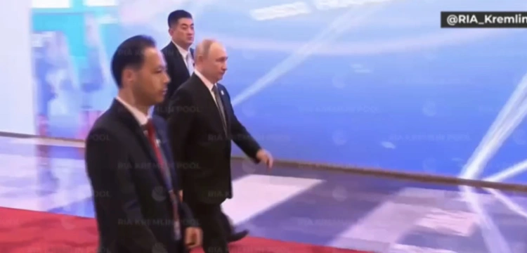 Putin w Pekinie. Podróżuje z „nuklearną walizką”