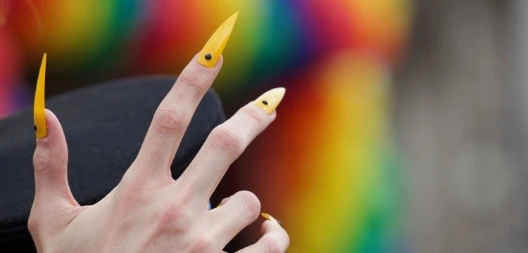 W jej wieku nie wolno zrobić sobie tatuażu, ale… sąd zgodził się na zmianę płci u 13-latki