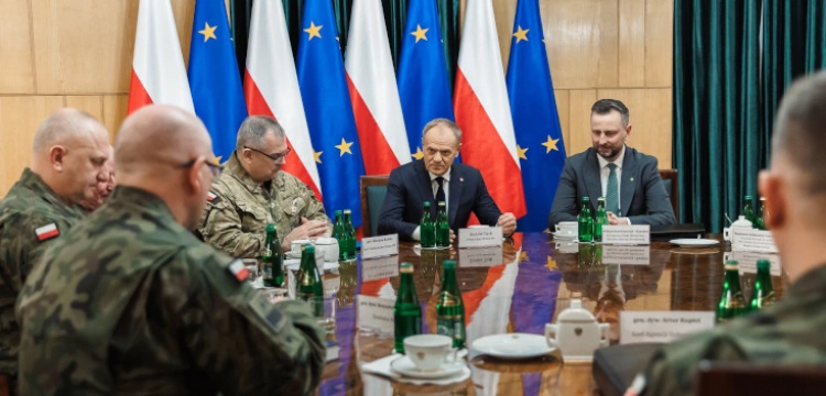 Pokazówka premiera. Rozmawiał z generałami o… obejściu prezydenckiego weta