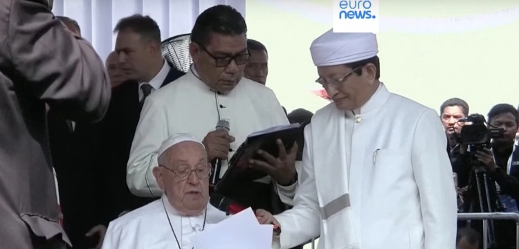 Papież Franciszek podpisuje deklarację z wielkim imamem w Indonezji i wzywa do walki ze zmianą klimatu