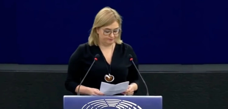 Głosowanie ws. paktu migracyjnego. Adamowicz oddała swój głos Hiszpanowi