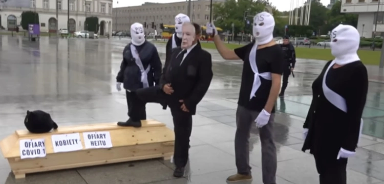 Naukowcy: Elektorat KO najczęściej dehumanizował przeciwników przed wyborami