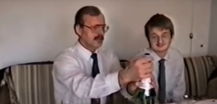 Walka z butelką szampana. Kultowy film ma już 25 lat