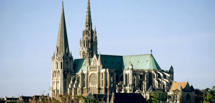 We Francji odradzają się „pragnienia duchowe”! Pielgrzymka do Chartres z rekordową frekwencją