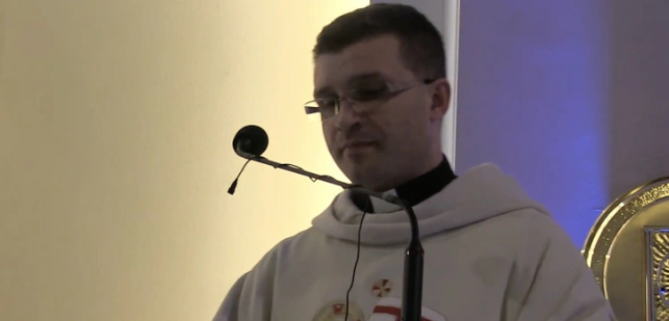 Kolejny „charyzmatyczny” ksiądz zrzuca sutannę. Ks. Kralka żegna się z wiernymi