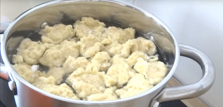 Kuchnia z dzieciństwa: kluski kładzione ze skwarkami