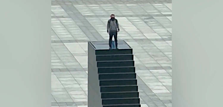 Plac Piłsudskiego. Mężczyzna „z bombą” usunięty z Pomnika Smoleńskiego