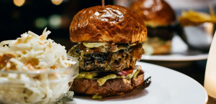 Weganie atakują. Fala hejtu na restaurację, bo… sprzedaje mięso