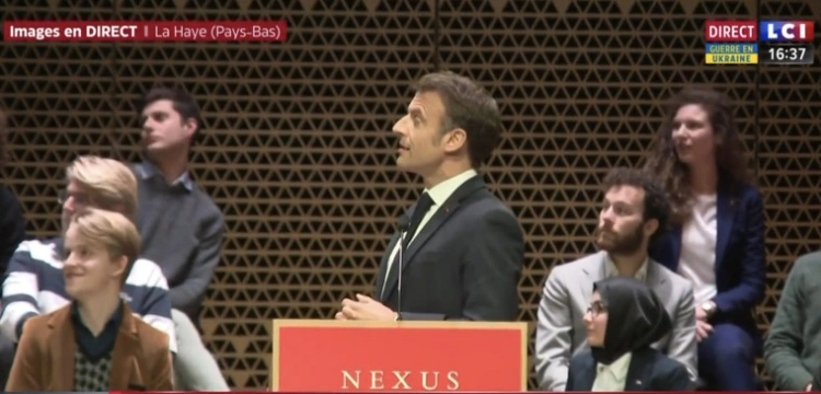 „Hipokryta, prezydent przemocy…”. Aktywiści przerwali wystąpienie Macrona w Hadze