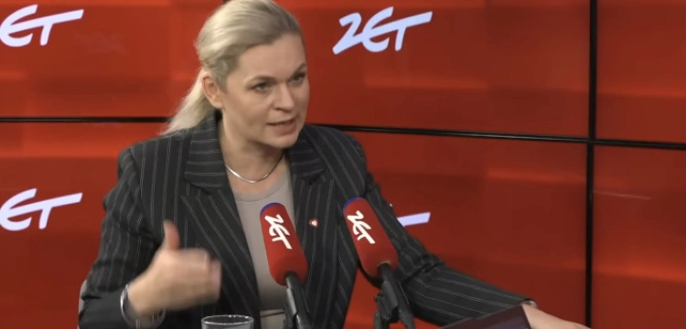 Efekt trwania w koalicji z Giertychem? Nowacka chce ustawą regulować strój uczniów