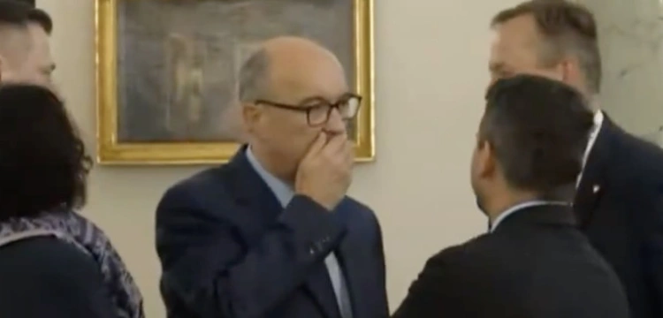 „Czego się tak boi?” Internauci o nerwowym zachowaniu marszałka przed RBN