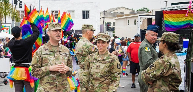 Armia amerykańska walczy z... zaimkami, by zwiększyć swoją „śmiercionośność”!