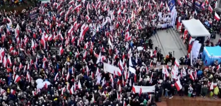 „TAK dla edukacji! NIE dla deprawacji!” Na Placu Zamkowym protestowało kilkanaście tysięcy osób!