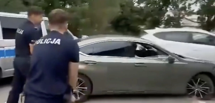 Feralna akcja policji pod Biedronką. Funkcjonariusz raniony rykoszetem