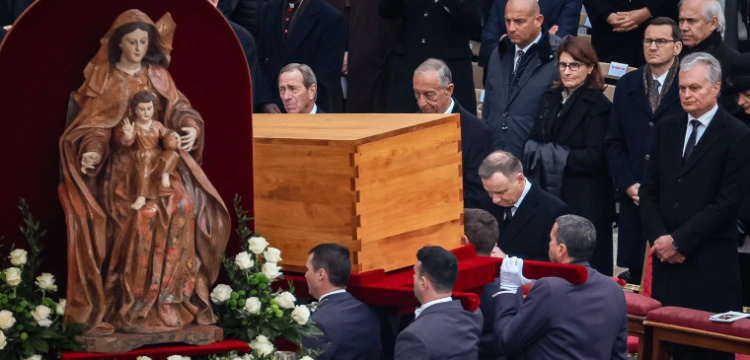 Zrobił to jako jedyny. Piękny gest prezydenta Polski na pogrzebie Benedykta XVI