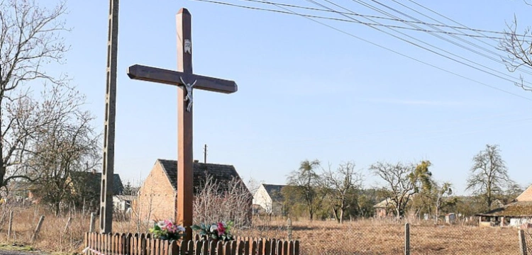 „Piłowanie katolików”. 48-latek złamał przydrożny krzyż i rzucił pod samochód