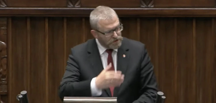 Kolejny happening Grzegorza Brauna. Tym razem za cel obrał flagę Ukrainy