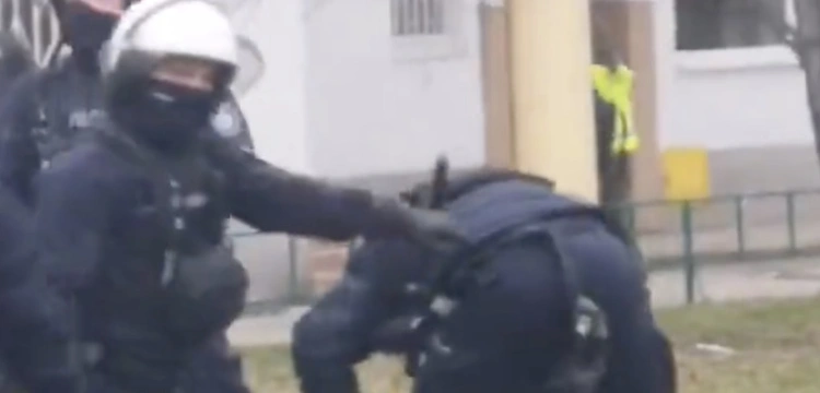 Protest rolników. Poseł bity pałką przez policjanta [WIDEO]