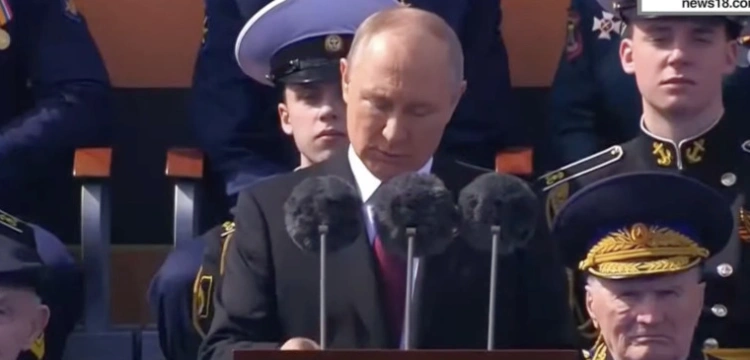 Moskwa. Krótka parada bez samolotów. Stary czołg i absurdalne wystąpienie Putina