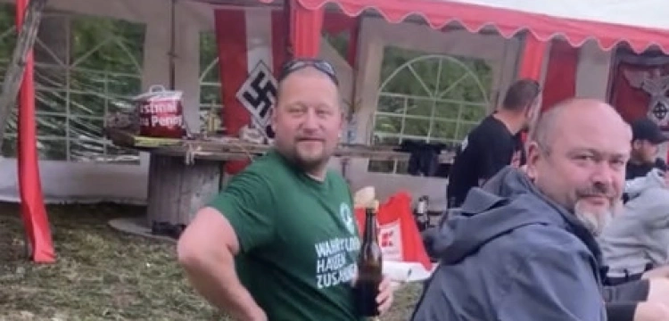 Niemcy. Neonaziści świętują pod flagą ze swastyką