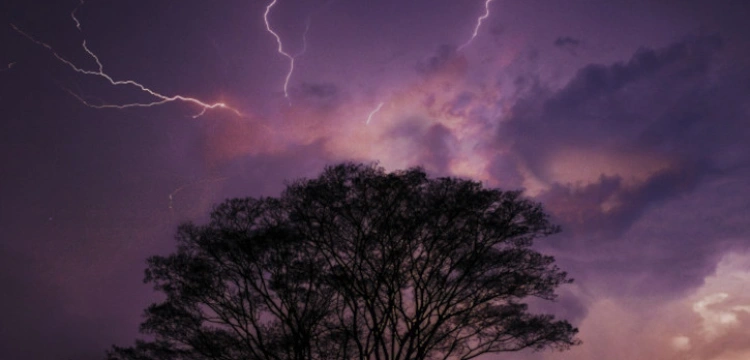 IMGW ostrzega przed gradem, ulewami i porywistym wiatrem w całej Polsce