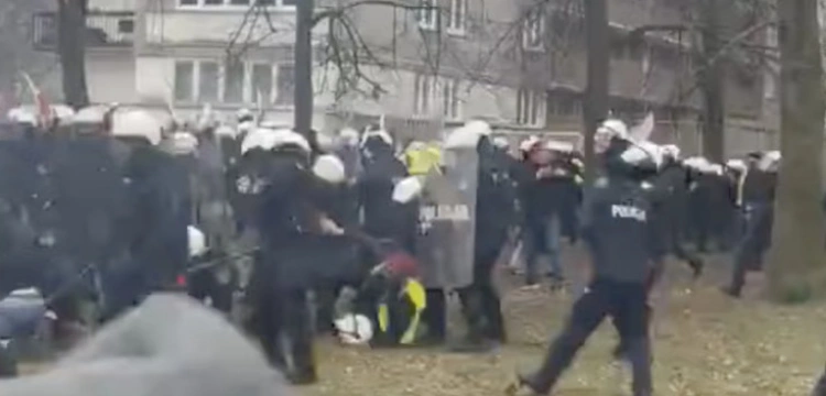 Policjant poturbował 13-latka na proteście? Ojciec złożył zawiadomienie