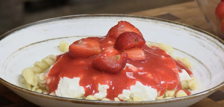 Kluski z twarogiem, truskawkami i łyżeczką masła – wspomnienie mojej mamy