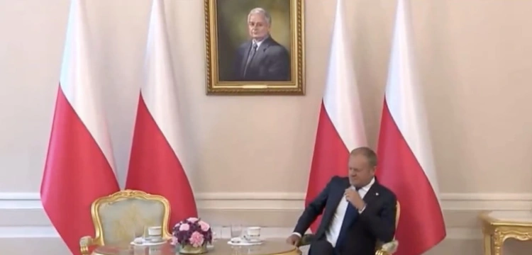 To mogło zaboleć. Premier musiał czekać na prezydenta pod portretem L. Kaczyńskiego