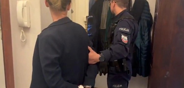 „Bez nakazu” Policja wtargnęła do domu T. Sakiewicza i skuła jego asystentkę