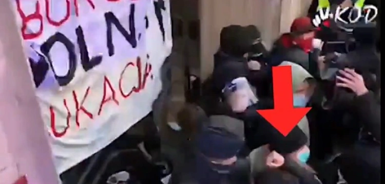 UWAGA! Fotoreporterka „Gazety Wyborczej” skazana za atak na policjanta