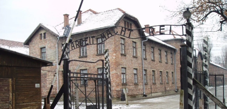 Niemcy niszczą ostatnie ślady zbrodni wojennych. Jaki to ma cel?