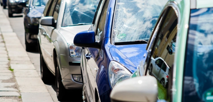 Unijny zakaz sprzedaży samochodów spalinowych: Polacy mówią NIE!