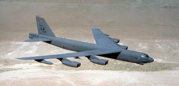 Amerykański bombowiec B-52 rozbił się w Kalifornii. Cała załoga zginęła