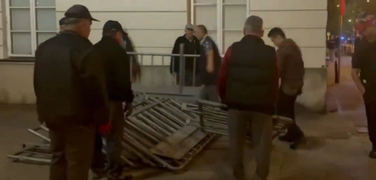 Sejm „otwarty” inaczej. Wracają barierki, dziennikarze wyganiani z budynku
