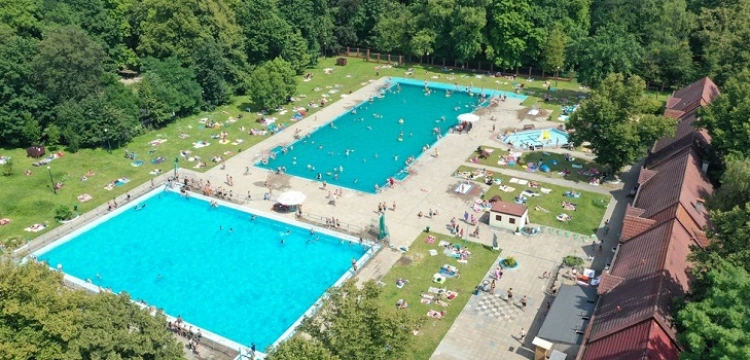 Bytom. Gruzin usłyszał już zarzuty. Chodzi molestowanie dzieci na basenie