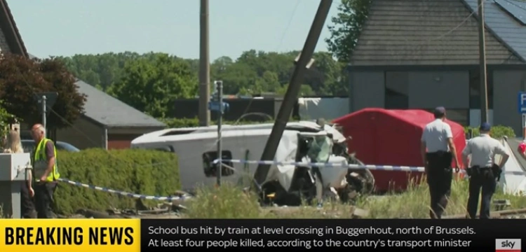 Dramat na przejeździe kolejowym w Belgii. Pociąg staranował szkolny bus z dziećmi