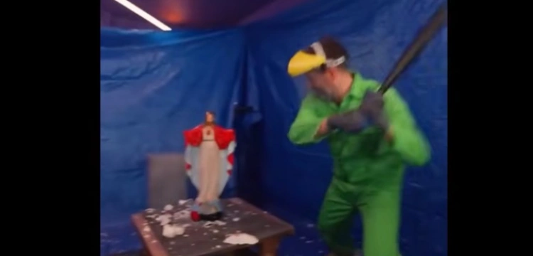 Bluźnierczy show belgijskiej telewizji: Uczestnicy programu rozbijali figurki Pana Jezusa i Matki Bożej