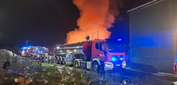 Kolejny potężny pożar w Polsce. Ponad stu strażaków na miejscu