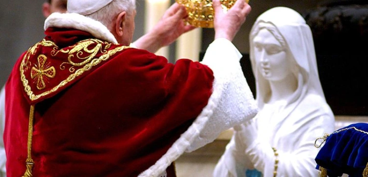 Benedykt XVI: Co oznacza, że Maryja jest Królową?