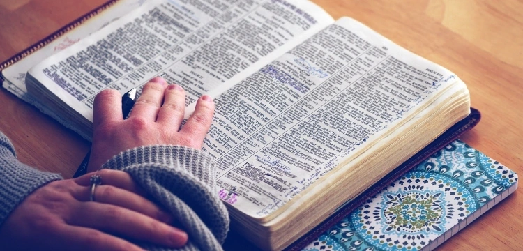 Raport: Biblia wciąż przyciąga młodych