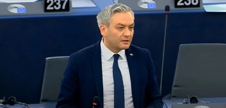 Kasta basta! Sąd stwierdza naruszenie kultu pamięci Jana Pawła II, oddala jednak powództwo przeciwko Robertowi Biedroniowi