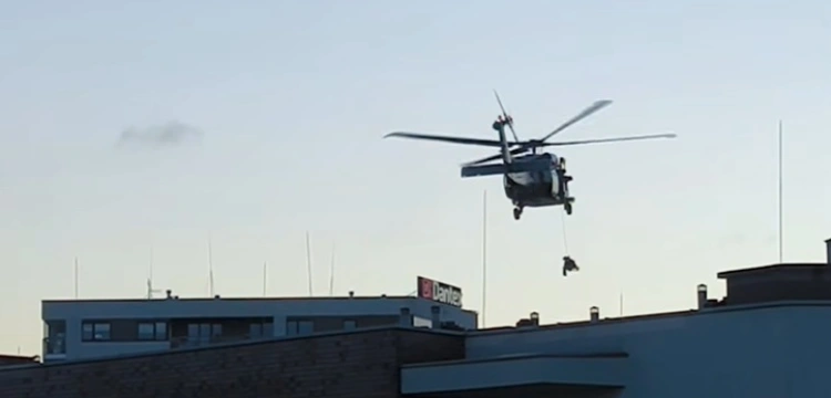 Policyjna akcja w Warszawie. Na miejscu uzbrojeni funkcjonariusze i śmigłowiec