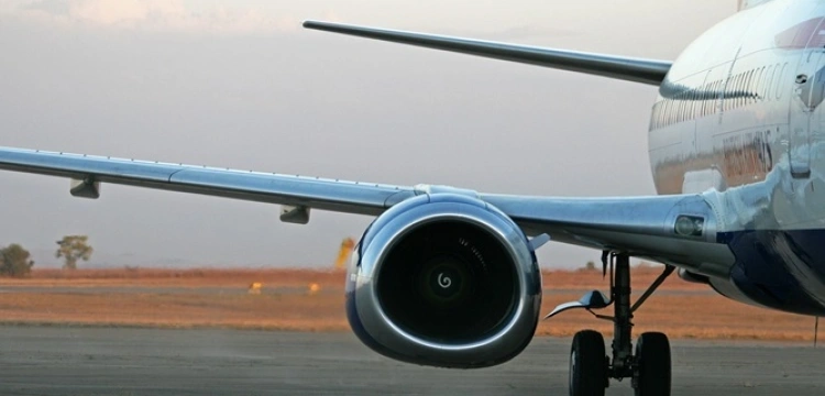 Tragedia czy próba oszustwa? Ciało martwej kobiety wniesiono do samolotu