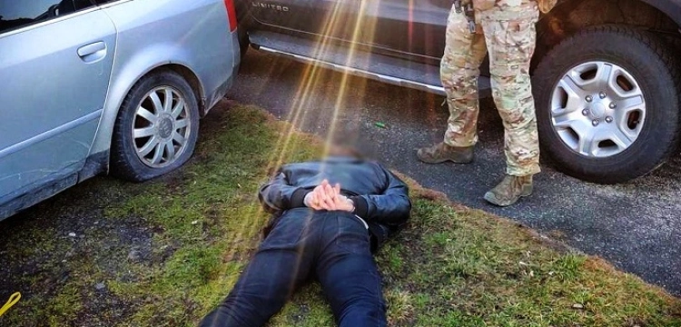 Chciał zabić kobietę i dzieci podkładając bombę w paczce. Został ujęty [Wideo, Zdjęcia]