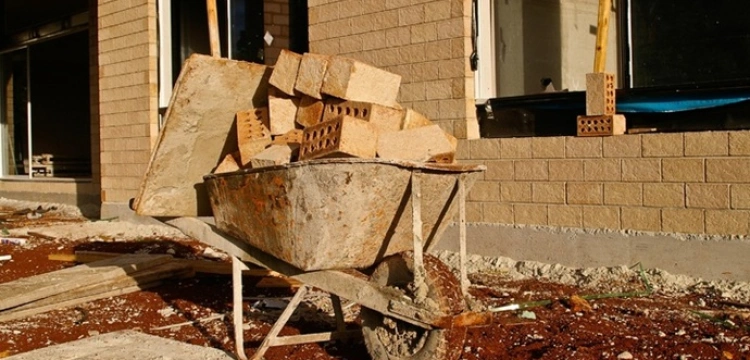 Zaliczki wzięte, budowy porzucone. Reporterzy ostrzegają przed serią podejrzanych zleceń