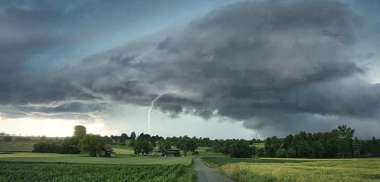 UWAGA! Silny wiatr, burze i śnieg w siedmiu regionach