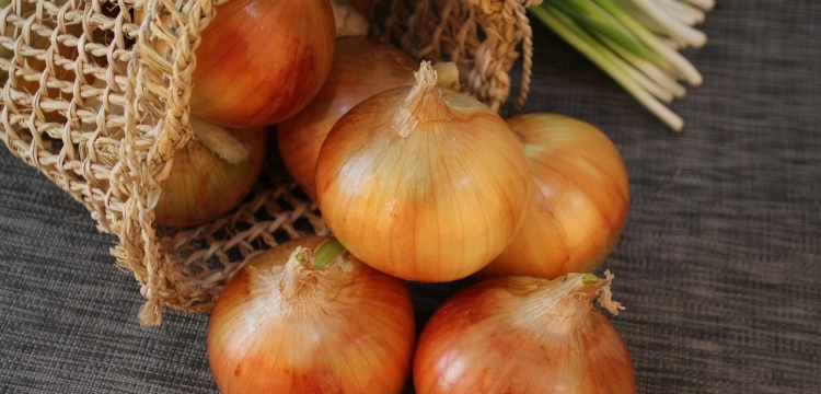 Herbatka z łupin cebuli. Jej właściwości z pewnością cię zaskoczą!