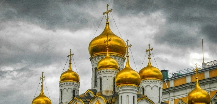 Cerkiew Moskiewska na Ukrainie - V kolimna w duchowych szatach