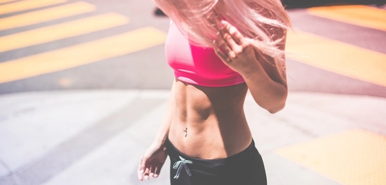 Medycyna estetyczna po ciąży – jak przywrócić ciało do formy? [Materiał promocyjny]